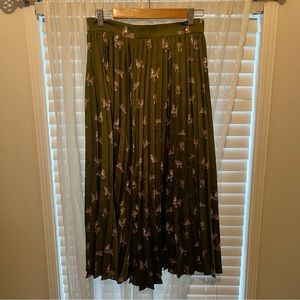 Cute midi skirt with tigers as a detail!